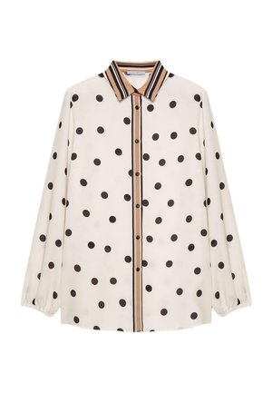 Weiße Bluse mit schwarzen Polka-Dots, vorderer Knopfleiste und braun gestreiftem Kragen. Lange, leicht ballonförmige Ärmel. Glatte Stoffstruktur.