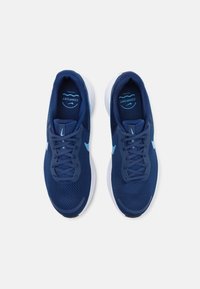 Marineblauwe mesh sport schoenen met een gestructureerde bovenkant, witte zool, contrasterende lichtblauwe accenten en een traditionele vetersluiting.