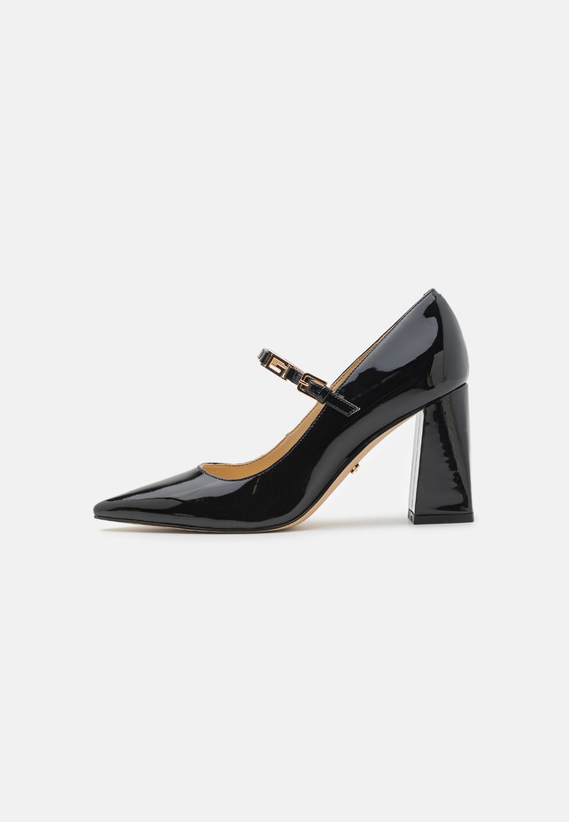 Escarpin noir en cuir verni à talons hauts, avec un bout pointu et un large talon bloc. Équipé d'une sangle ajustable à la cheville avec des accessoires en métal doré.