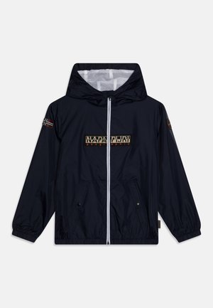 Veste coupe-vent navy avec fermeture éclair à l'avant, manches élastiques, deux poches latérales et un écusson de logo. Comprend une capuche avec doublure en maille.