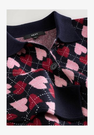Jersey de punto en color navy con patrón de corazones en rosa y rojo, cierre de botones y cuello texturizado. Fabricado en un material suave similar a la lana.