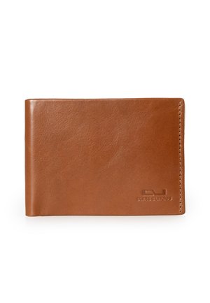 Portafoglio bifold in pelle marrone con cuciture sottili e un piccolo logo in rilievo nell'angolo in basso a destra su sfondo bianco.