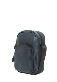 Mała granatowa skórzana torba na ramię z teksturowaną powierzchnią, główną komorą na zamek oraz przednią kieszenią na zamek. W zestawie regulowany czarny pasek.