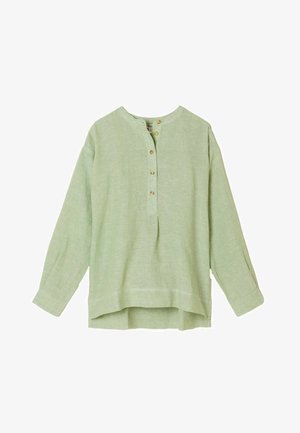 Camisa de lino verde claro de manga larga con escote redondo y cinco botones de madera a lo largo de una tapeta frontal parcial, dobladillo ligeramente más largo en la parte trasera.