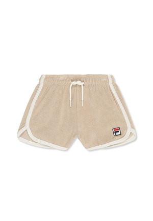 Pantalones cortos de tela de rizo beige con ribete blanco, cintura elástica, cordón blanco y un pequeño logo de Fila en rojo, blanco y azul en la pierna izquierda.