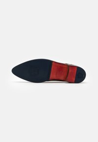 Suela de zapato con forma puntiaguda; base de goma azul oscura; acentos de cuero rojo; detalle de logotipo grabado cerca del talón; textura limpia y suave.