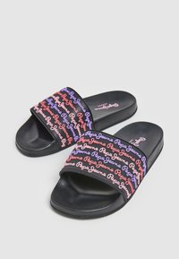 Juodi slidinėjimo sandalai su platiais dirželiais, kuriuose pakartotinai užrašyta rožinėmis, violetinėmis ir levandų spalvomis. Tekstas skaito "Pepe Jeans". Lygus matinio paviršiaus tekstūra.