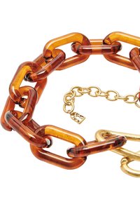 Gruba bransoletka z dużymi prostokątnymi ogniwami w kolorze bursztynu oraz mniejszym zapięciem z złotego łańcuszka z dekoracyjną zawieszką na białym tle.
