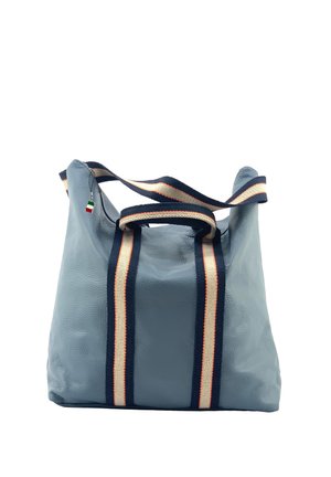 Sac cabas en cuir bleu doux avec des anses et une bandoulière rayées bleu marine et beige, doté d’un petit porte-clés drapeau italien.