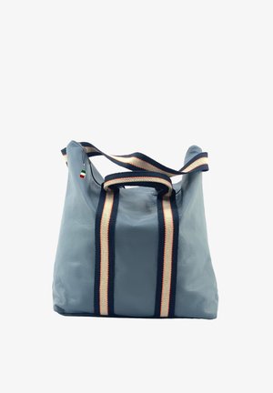 Zachte blauwe leren tote bag met marineblauwe en beige gestreepte handgrepen en schouderriem, met een klein Italiaans vlaggetje als hanger.