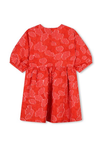 Robe rouge à motif floral avec des manches bouffantes, une jupe froncée et une fermeture éclair au dos. Fabriquée en tissu texturé.