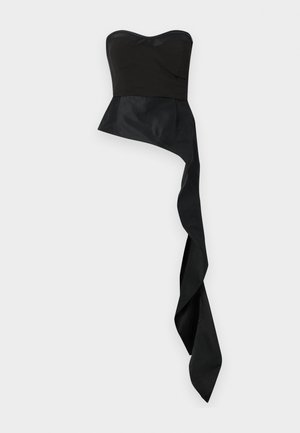 Czarny top bez ramiączek z dopasowaną górą, rozszerzającą się dolną częścią i długim, zwiewnym, asymetrycznym hemem. Gładka, matowa tekstura na całej powierzchni.