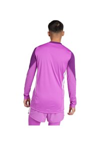 Paarse lange mouwen sportshirt met een contrasterende donkerpaarse halslijn en mouwen, met een gestroomlijnde pasvorm en lichte textuur.