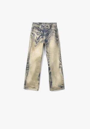 Jeans in denim di un beige chiaro con sfumature blu, caratterizzati da un taglio dritto, cinque tasche e dettagli di cuciture a contrasto.