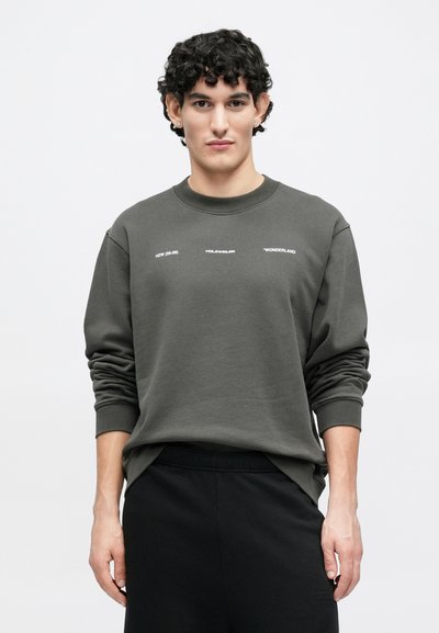 Σκούρο γκρι φούτερ από βαμβακερό μείγμα. Διαθέ�τει στρογγυλή λαιμόκοψη, μακριά μανίκια και άσπρο τυπωμένο κείμενο στο στήθος.