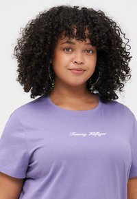 Tommy Hilfiger Curve CLASSIC SCRIPT TEE - T-Shirt print - lavender ash