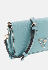 Guess NOELLE  FLAP  - Keresztpántos táska - blau