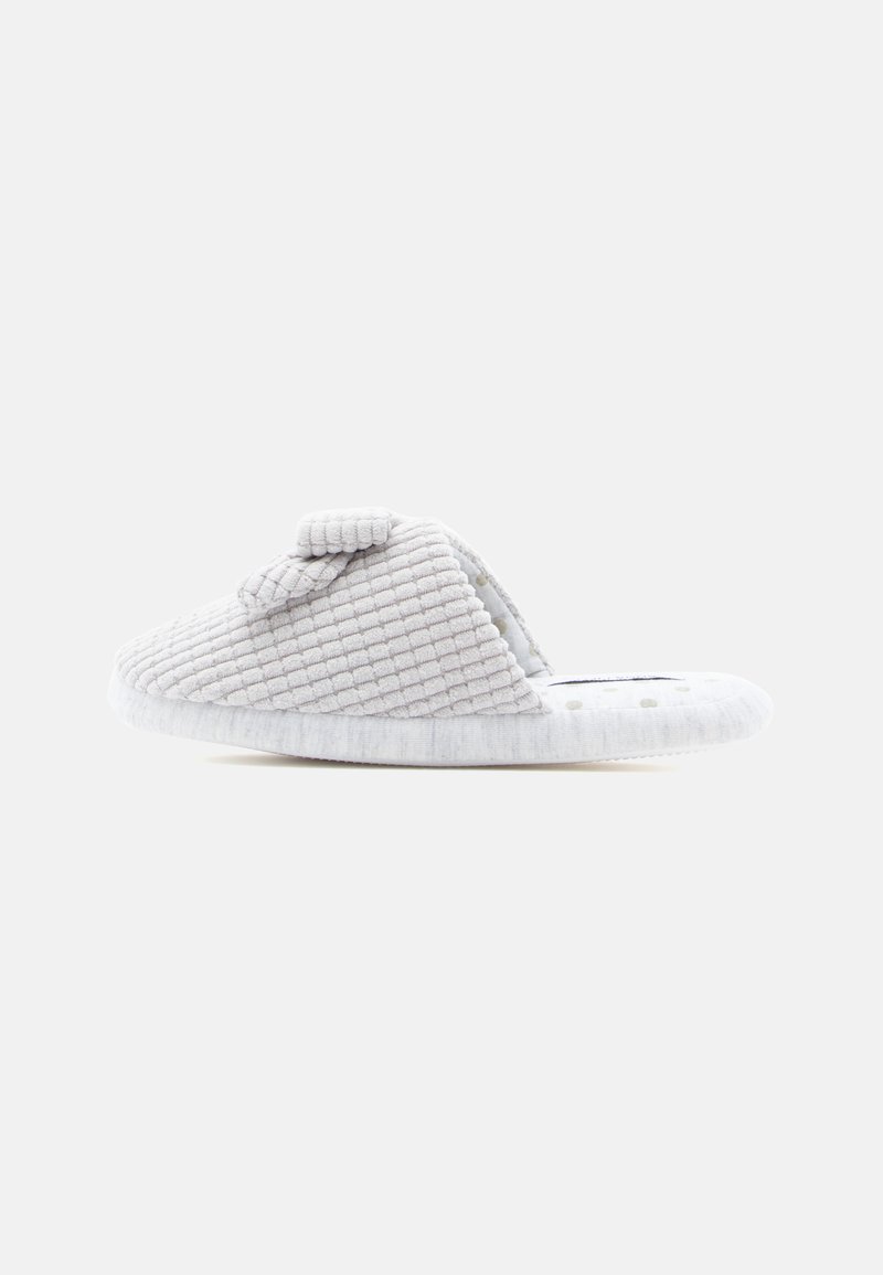 Zapatillas de color gris claro con textura, con un upper acolchado y un detalle anudado en la parte superior. Forro de tela suave y suela acolchada.