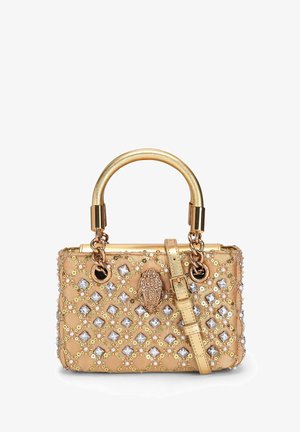 Gouden handtas met gespen versieringen, gestructureerde vorm, afgeronde handvatten, afneembare riem en ingewikkelde decoratieve patronen in zilver en heldere stenen.