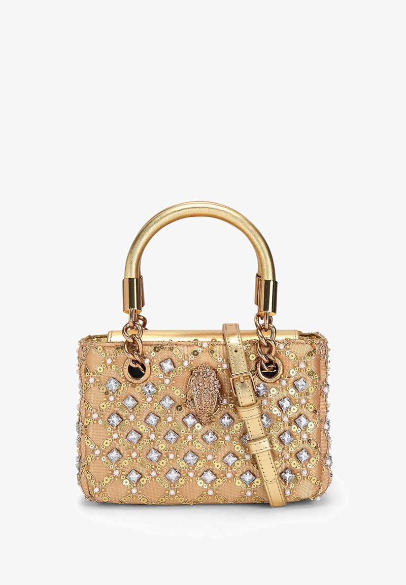 Goldfarbene Handtasche mit Nietenverzierungen, strukturierter Form, runden Griffen, abnehmbarem Riemen und filigranen dekorativen Mustern aus silbernen und klaren Steinen.