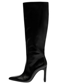 Botín de cuero negro hasta la rodilla con punta afilada y tacón alto y delgado, mostrado de lado sobre un fondo blanco.