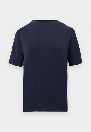 Tamsiai mėlyna, trumpomis rankovėmis, apvaliais iškirpimais marškinėliai, paprastas dizainas, rodomi plokščiai prieš baltą foną.