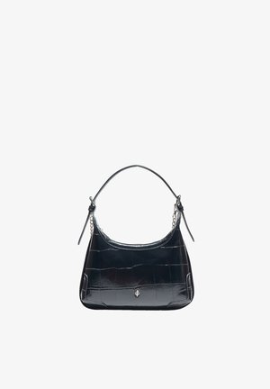 Sac à bandoulière en cuir noir avec texture crocodile et fermoir argenté, avec une sangle réglable ornée de détails en chaîne sur fond blanc.