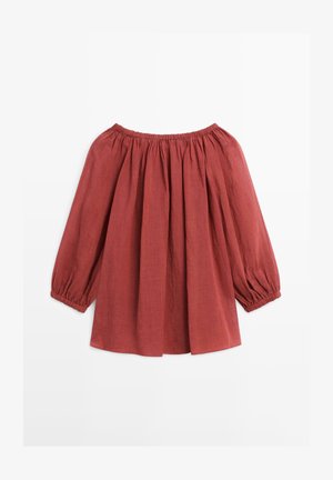 Roestkleurige off-shoulder blouse met lange pofmouwen en elastische plooien bij de halslijn en manchetten, plat weergegeven op een witte achtergrond.