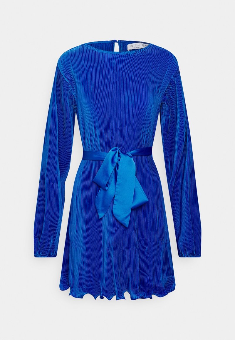 Robe plissée bleu vif à manches longues avec un col rond et une ceinture assortie en tissu nouée en nœud à la taille.