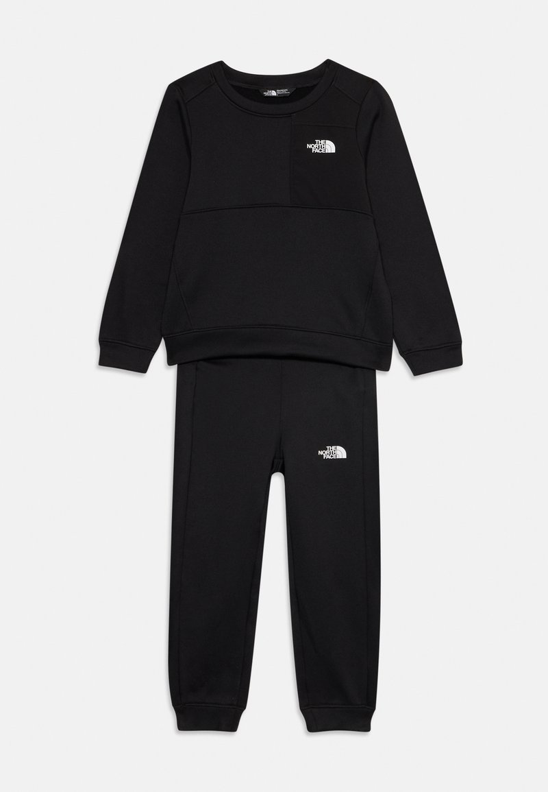 Sweatshirt noir et ensemble de pantalons de survêtement assortis en tissu doux. Présente un logo sur la poche de la poitrine et sur les hanches, avec des poignets et une taille côtelés.