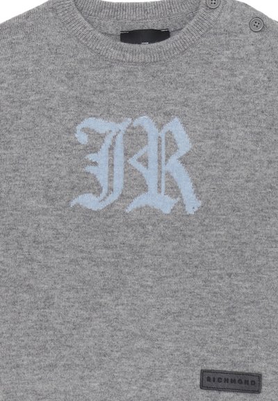 Maglione grigio lavorato a maglia con scollatura rotonda, dotato di un logo blu "JR" e due bottoni sulla spalla. Include un'etichetta nera del marchio sull'orlo.