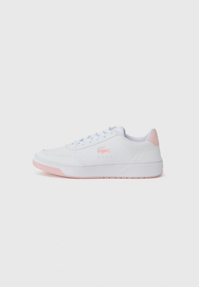 Baskets basses blanches avec des accents roses sur la semelle et un logo rose sur le côté, avec des lacets blancs et un col matelassé.