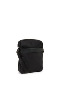 Borsa a tracolla nera in tessuto con tasca frontale con zip, tracolla regolabile e dettagli in pelle texturizzata. Forma rettangolare e design minimalista.