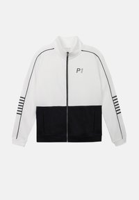 Wit en zwarte zip-up jack. Heeft een hoge kraag, gestreepte accenten op de mouwen en een logo op de borst. Zachte stoftextuur.