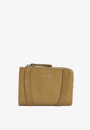 Žlutá kožená peněženka se zapínáním na zip, s texturovaným povrchem, detaily prošití a stříbrným logem na přední straně.