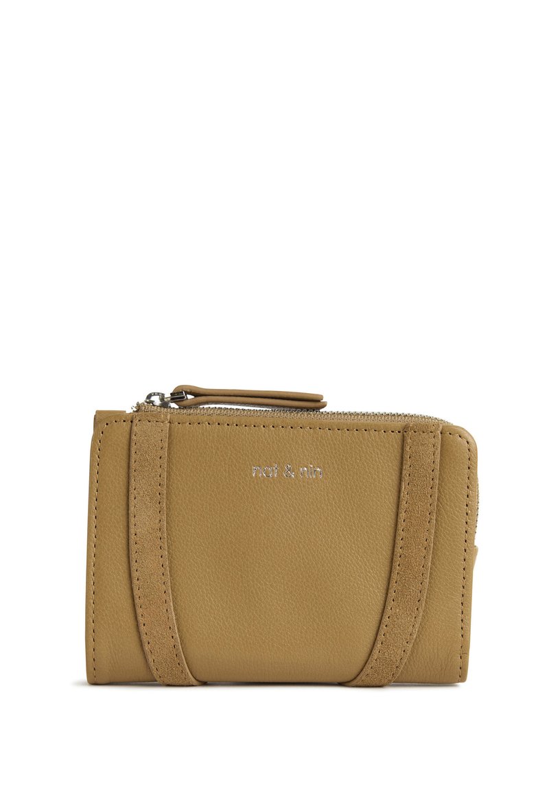 Gelbe Lederbrieftasche mit Reißverschluss, ausgestattet mit einer strukturierten Oberfläche, Nähten und einem silbernen Logo auf der Vorderseite.