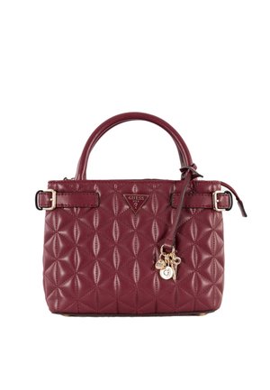 Bolso de mano de cuero acolchado color burdeos con dos asas, charms de logo en tono dorado y correas ajustables con hebilla a cada lado.