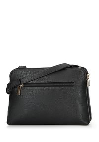 Borsa a tracolla in pelle nera con texture a granulato, scomparti con zip e tracolla regolabile. Presenta una tasca frontale con zip.