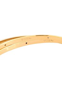 Vergoldetes Armband mit polierter Oberfläche, versehen mit eingravierten 925 Ag Markierungen, das eine glatte Textur und runde Form aufweist.