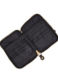 Portafoglio in pelle nera con zip dorata, dotato di più scomparti per carte e un interno liscio. Il design aperto rivela scomparti per l'organizzazione.