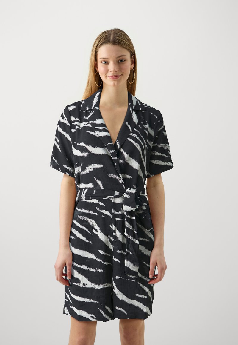 Robe noire et blanche à rayures à manches courtes avec un design enveloppant et une ceinture à nouer, dotée d'un décolleté en V et d'un tissu texturé léger.