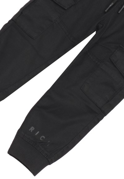 Pantaloni cargo neri in tessuto intrecciato, con tasche laterali, polsini elasticizzati e dettagli in rilievo con la scritta "RICH" sulla parte inferiore della gamba.