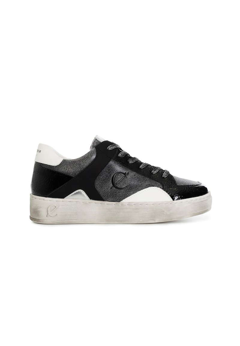 Czarne i szare sneakersy z teksturowaną skórzaną cholewką, białymi akcentami i lekko zużytą beżową podeszwą. Oferują charakterystyczne logo po boku.