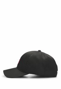 Sort kasket med en buet skygge, lavet af glat stof. Har et syet logo i rød på forsiden. Seks-panel design med en topknap.