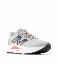 Zapatilla de running de color gris claro con parte superior de textil, detalles en negro y rosa, cierre con cordones, suela intermedia gruesa blanca y suela exterior de goma negra texturizada.