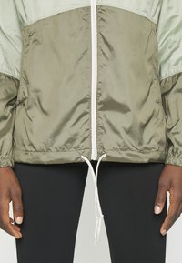 Columbia FLASH FORWARD™ WINDBREAKER - Veste coupe-vent - safari/stone green