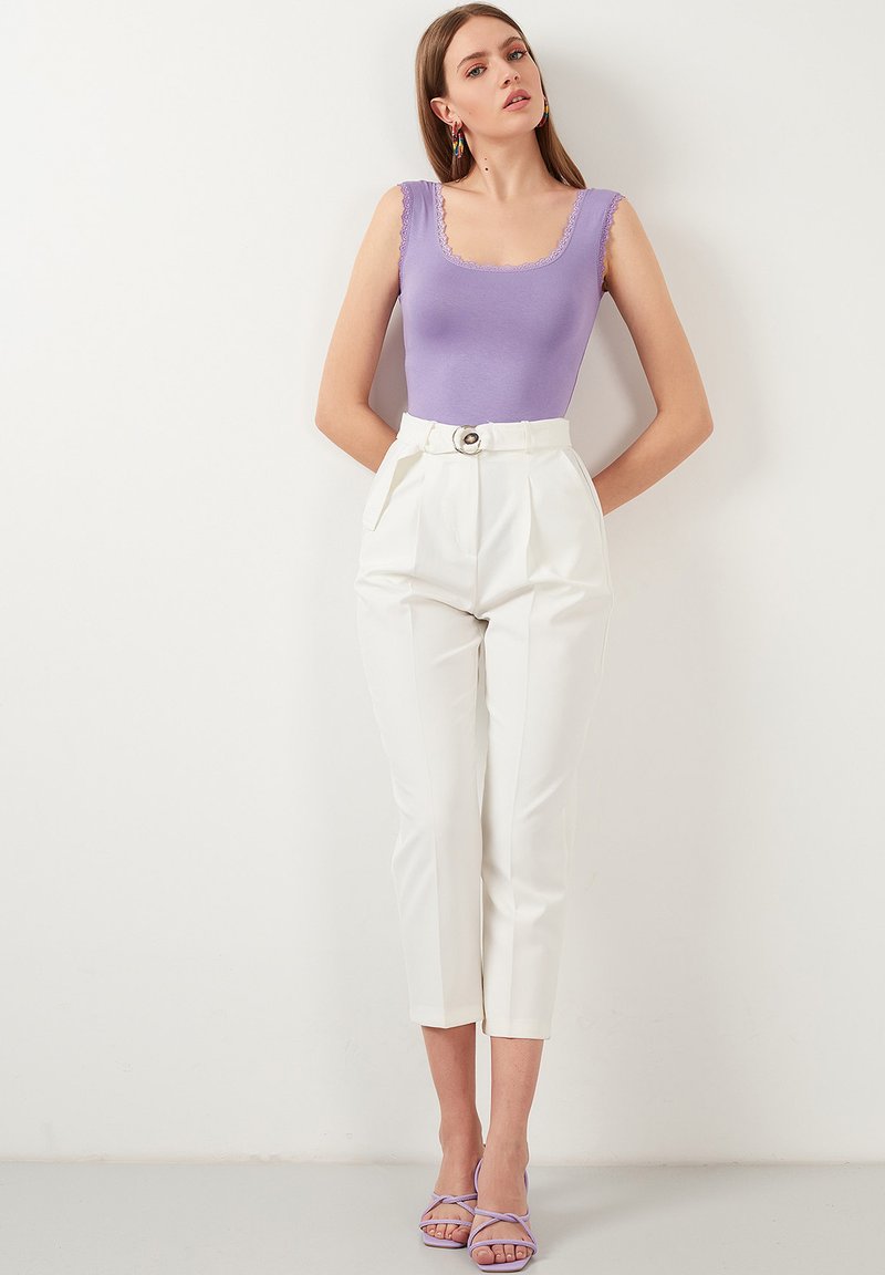 Damen T-Shirts | LELA SQUARE NECK LACE DETAILED ATHLETE Top lilac/flieder - TN56981 Damen T-Shirts | LELA SQUARE NECK LACE DETAILED ATHLETE Top lilac/flieder - TN56981