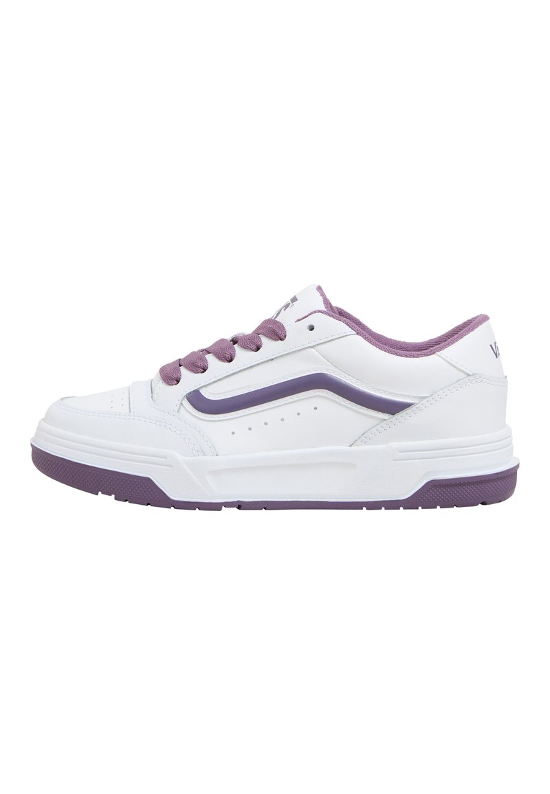 Sneaker bianche con accenti viola, caratterizzate da una tomaia in pelle liscia, punta tonda e suola in gomma testurizzata. Sei occhielli per i lacci e logo sul tallone.