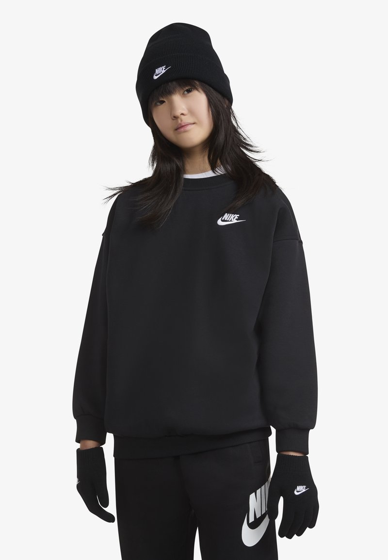 Sweatshirt Nike noir avec logo blanc, bonnet noir et gants noirs ; coupe ample, texture douce, poignets et taille côtelés.