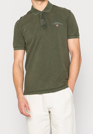 Olivgrünes Poloshirt aus weichem Stoff, mit Kragen, Knopfleiste mit drei Knöpfen und einem kleinen Logodetail auf der Brust.